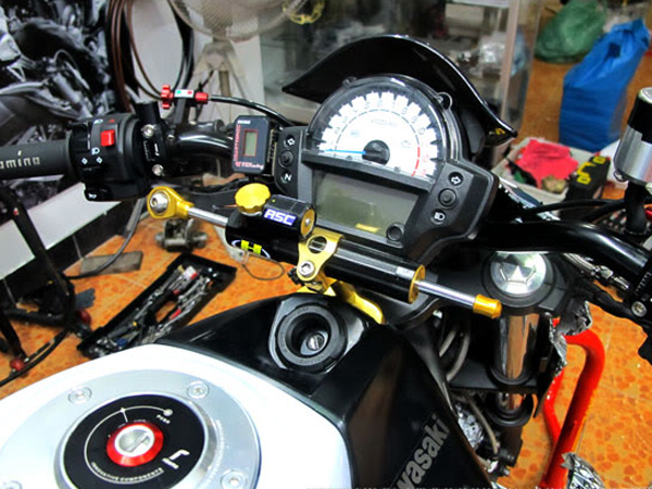 Kit attacchi ammortizzatore di sterzo Hyperpro per KAWASAKI ER-6 N 2012-2016