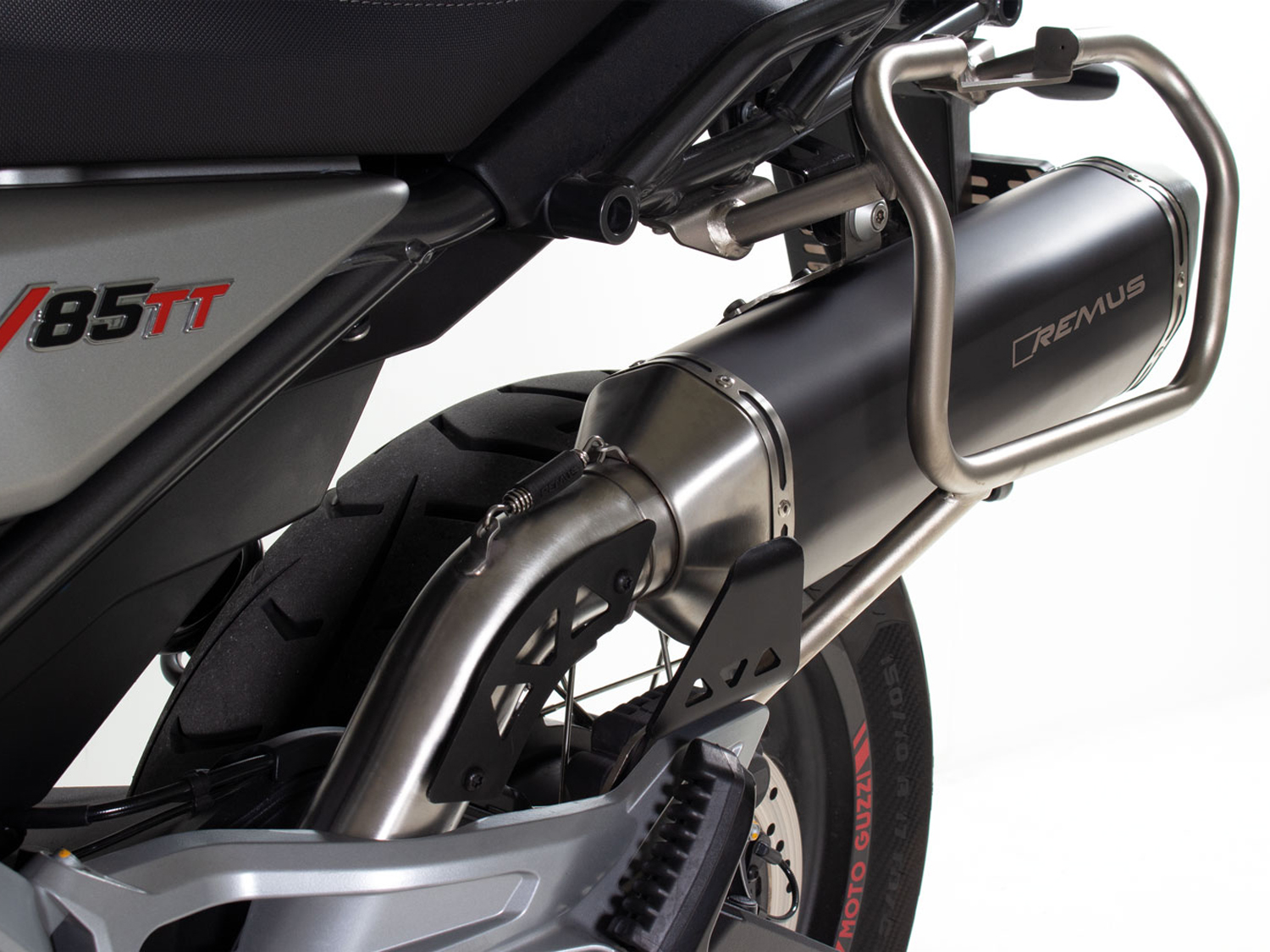 Silenziatore Remus Black Hawk nero omologato per MOTO GUZZI V85 TT 2019-2023